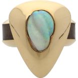 Opal-Ring Extravagantes, massives Design, signiert Big-Design, St.Gallen, in Gelbgold 18K mit