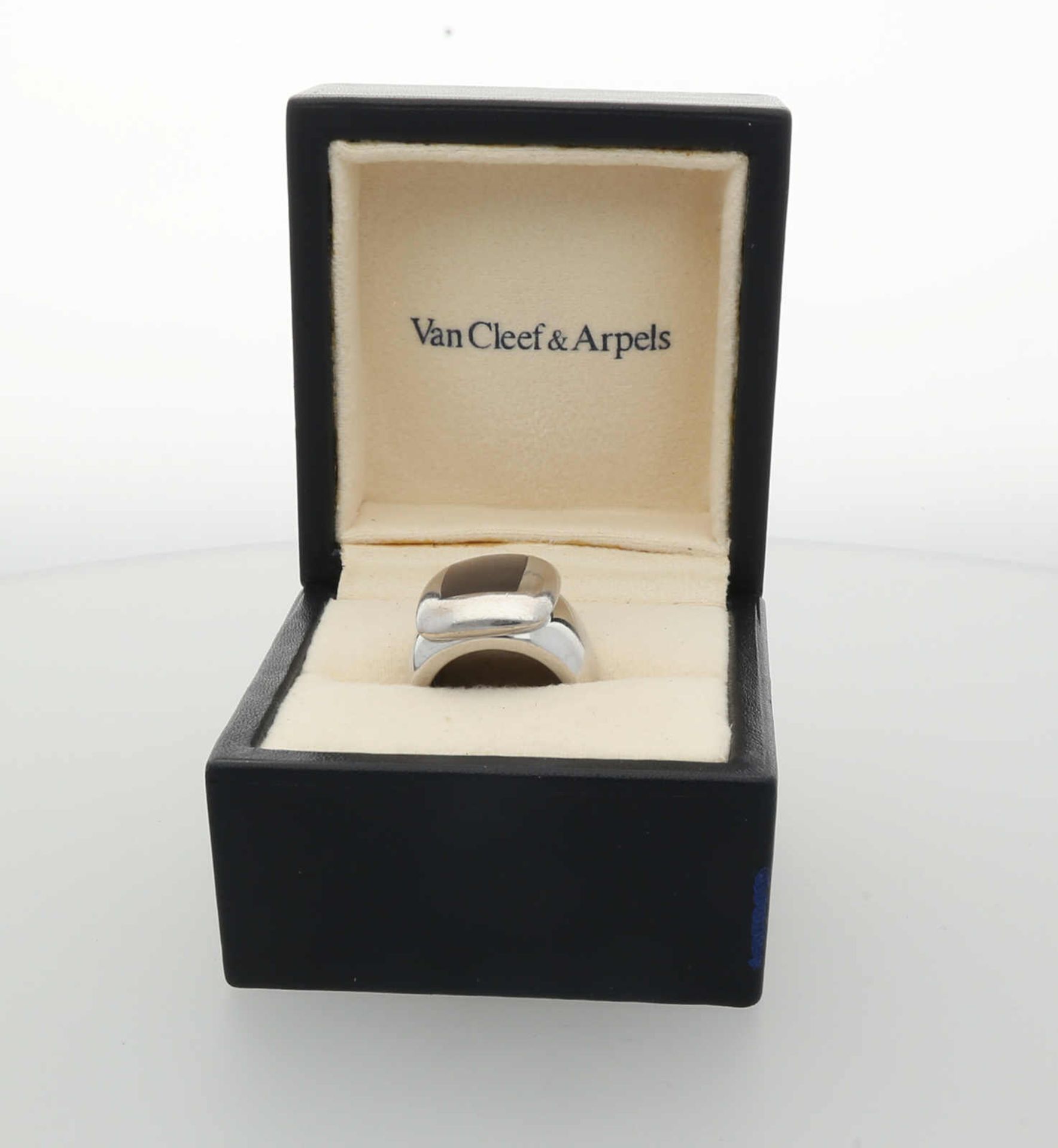 VAN CLEEF & ARPELS Ring Modell "Babylon" mit grauer Perlmutt-Einlage an polierter Ringschiene, - Image 3 of 3