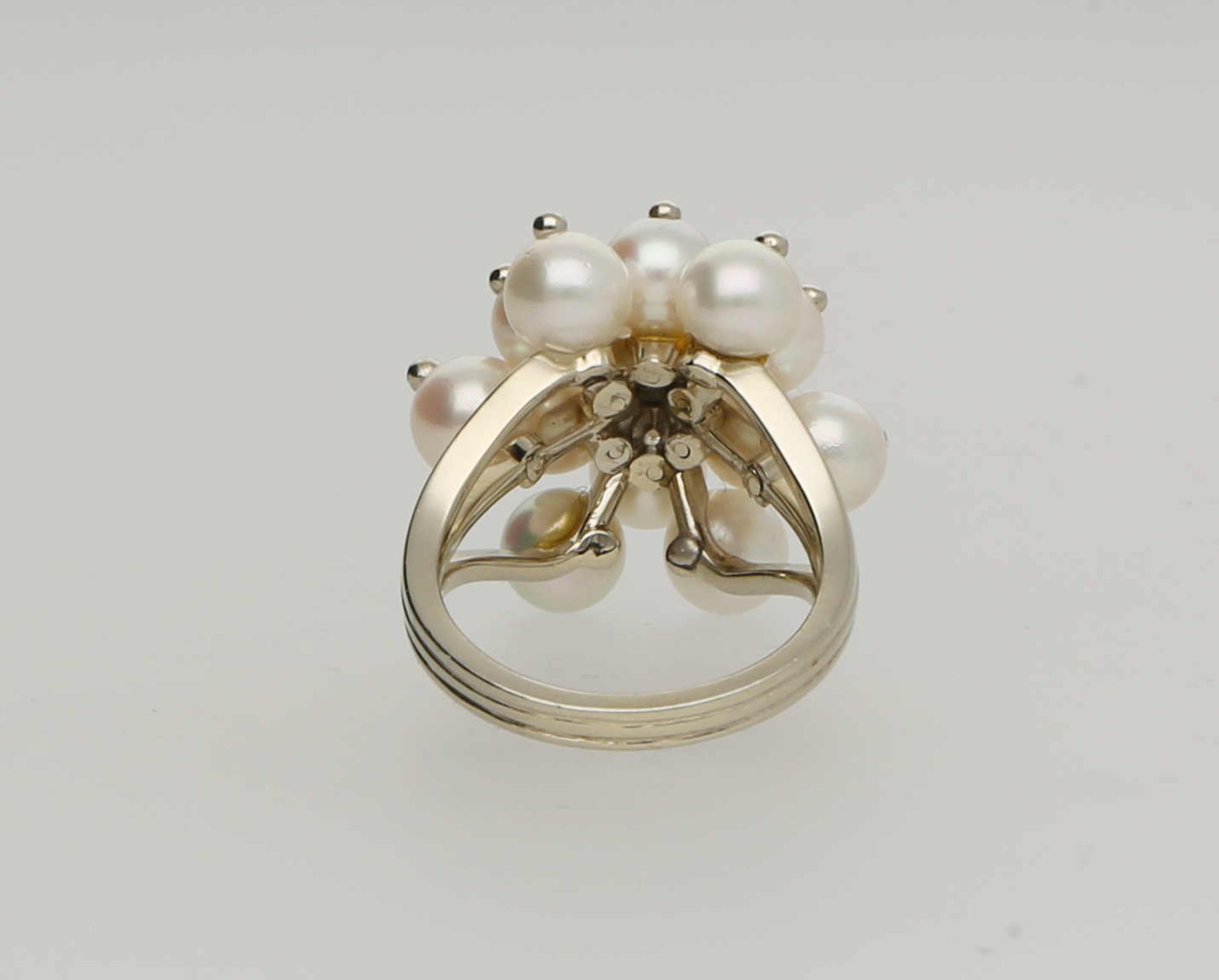 Perlen-Schmuckset Dekoratives Schmuckset in Weissgold 18K, bestehend aus einem 3-rangigen Mikimoto- - Bild 3 aus 5