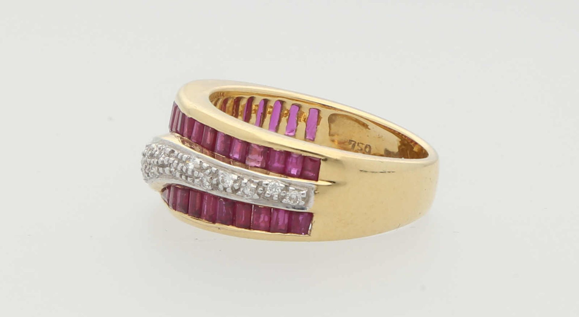 Rubin-Diamant-Ring Attraktives Design in Gelbgold/Weissgold 18K mit Rubin-Carrés von zus. ca. 0,75 - Bild 2 aus 2