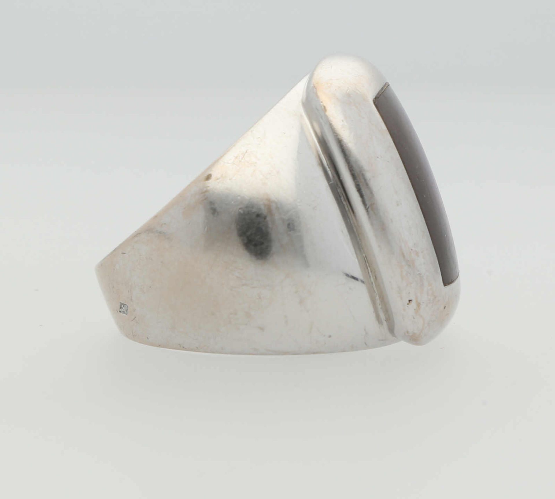 VAN CLEEF & ARPELS Ring Modell "Babylon" mit grauer Perlmutt-Einlage an polierter Ringschiene, - Image 2 of 3