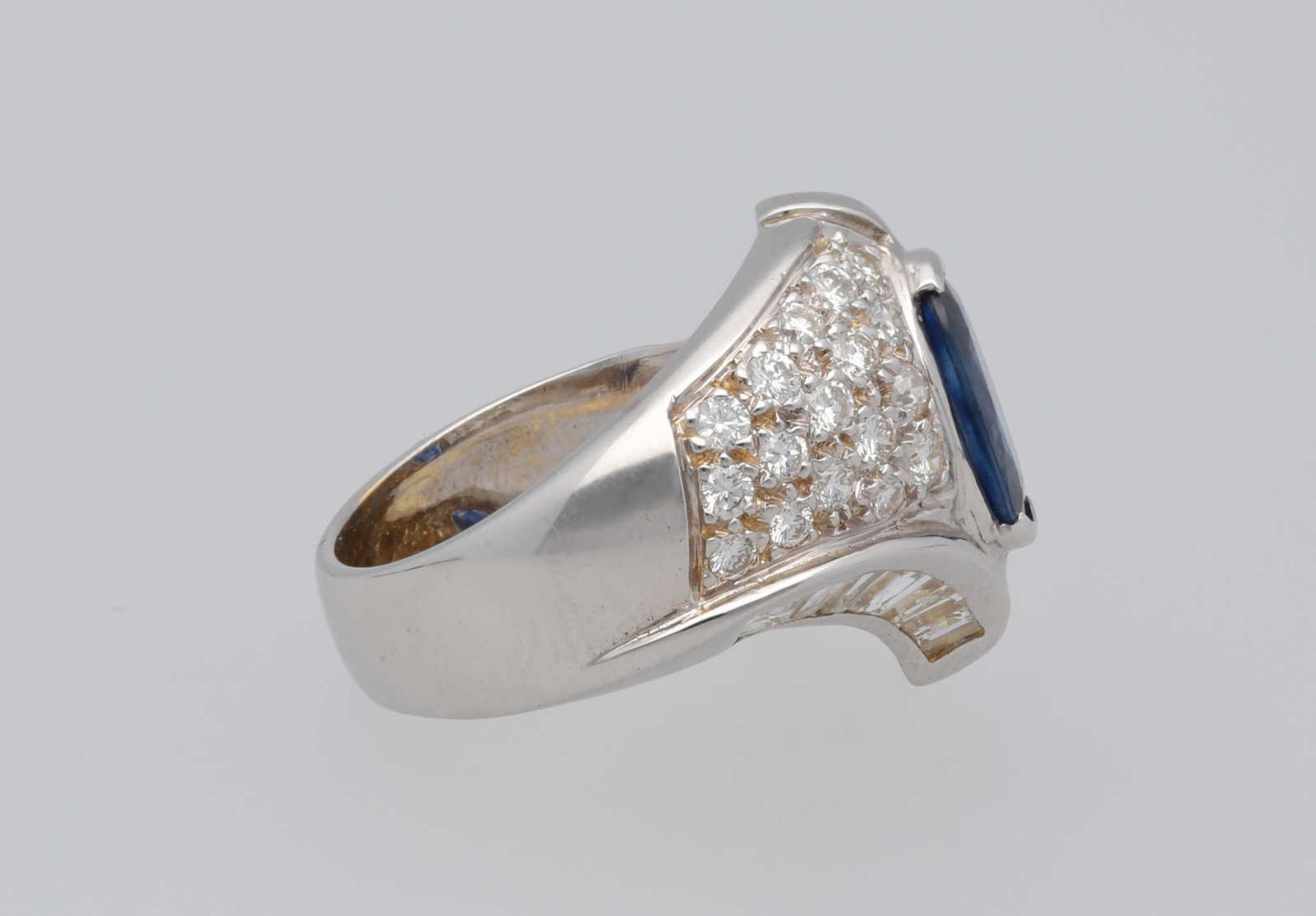 Saphir-Diamant-Ring Stilvolles Schmuckstück in Weissgold 18K mit einem ovalen Saphir von ca. 1,9 - Bild 2 aus 3