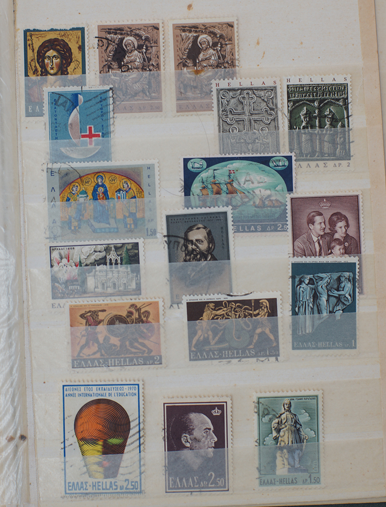 A book with a small collection of stamps. - Image 6 of 11