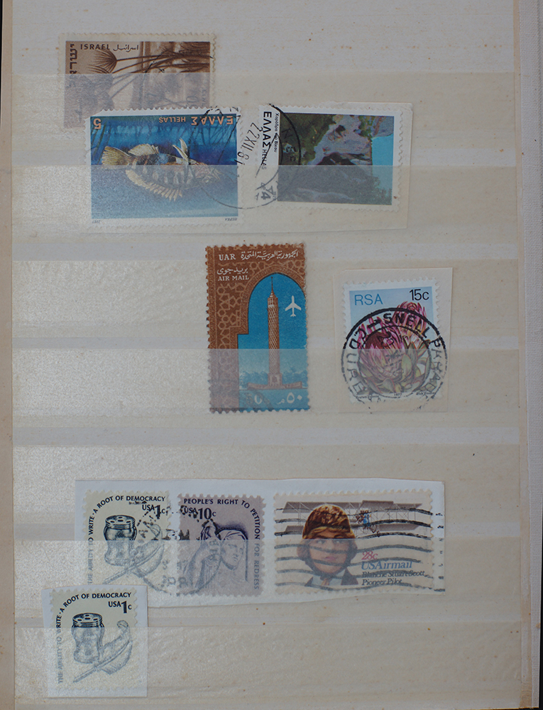 A book with a small collection of stamps. - Image 10 of 11