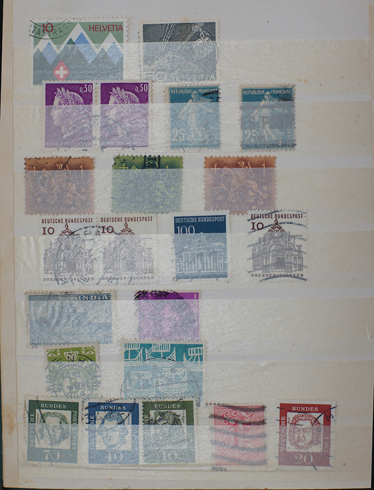 A book with a small collection of stamps. - Image 5 of 11