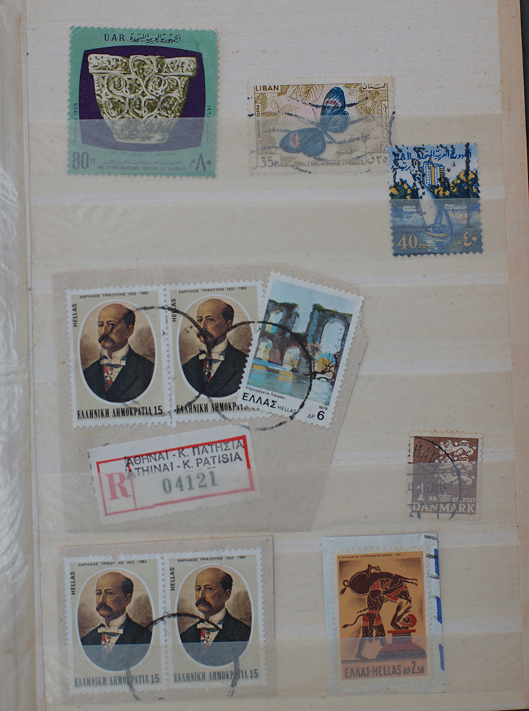 A book with a small collection of stamps. - Image 11 of 11