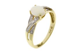 Ring 2.96g 585/- Gelbgold und Weissgold mit 4 Diamanten zus. ca. 0.04 ct. und Opal. Ringgroesse ca. 