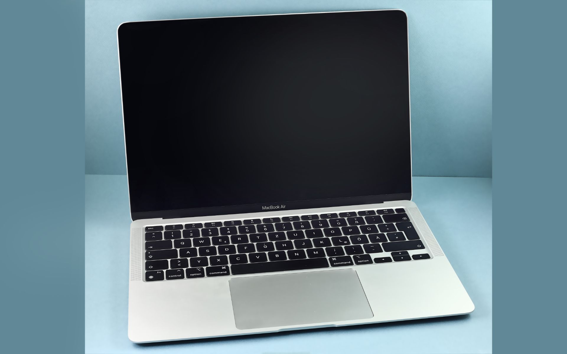 MacBook Air 13 Zoll mit Apple M1-Chip 256GB ssD A2337 mit Box und Zubehoer - Image 2 of 2