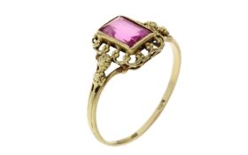 Ring 1.85g 585/- Gelbgold mit Rubin. Ringgroesse ca. 57