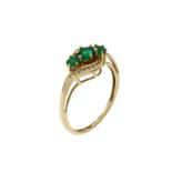 Ring 2.44g 585/- Gelbgold mit 14 Diamanten zus. ca. 0.14 ct. und Smaragden. Ringgroesse ca. 57