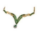 Collier 21.01g 585/- Gelbgold mit 24 Diamanten zus. ca. 0.72 ct. und Smaragden. Laenge ca. 40 cm