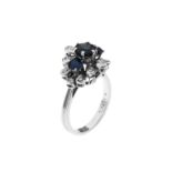 Ring 6.41g 750/- Weissgold mit 12 Diamanten zus. ca. 0.12 ct. und Saphiren. Ringgroesse ca. 57