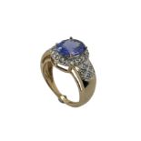 Ring 4.52g 585/- Gelbgold mit 30 Diamanten zus. ca. 0.30 ct. und Farbstein. Ringgroesse ca. 54