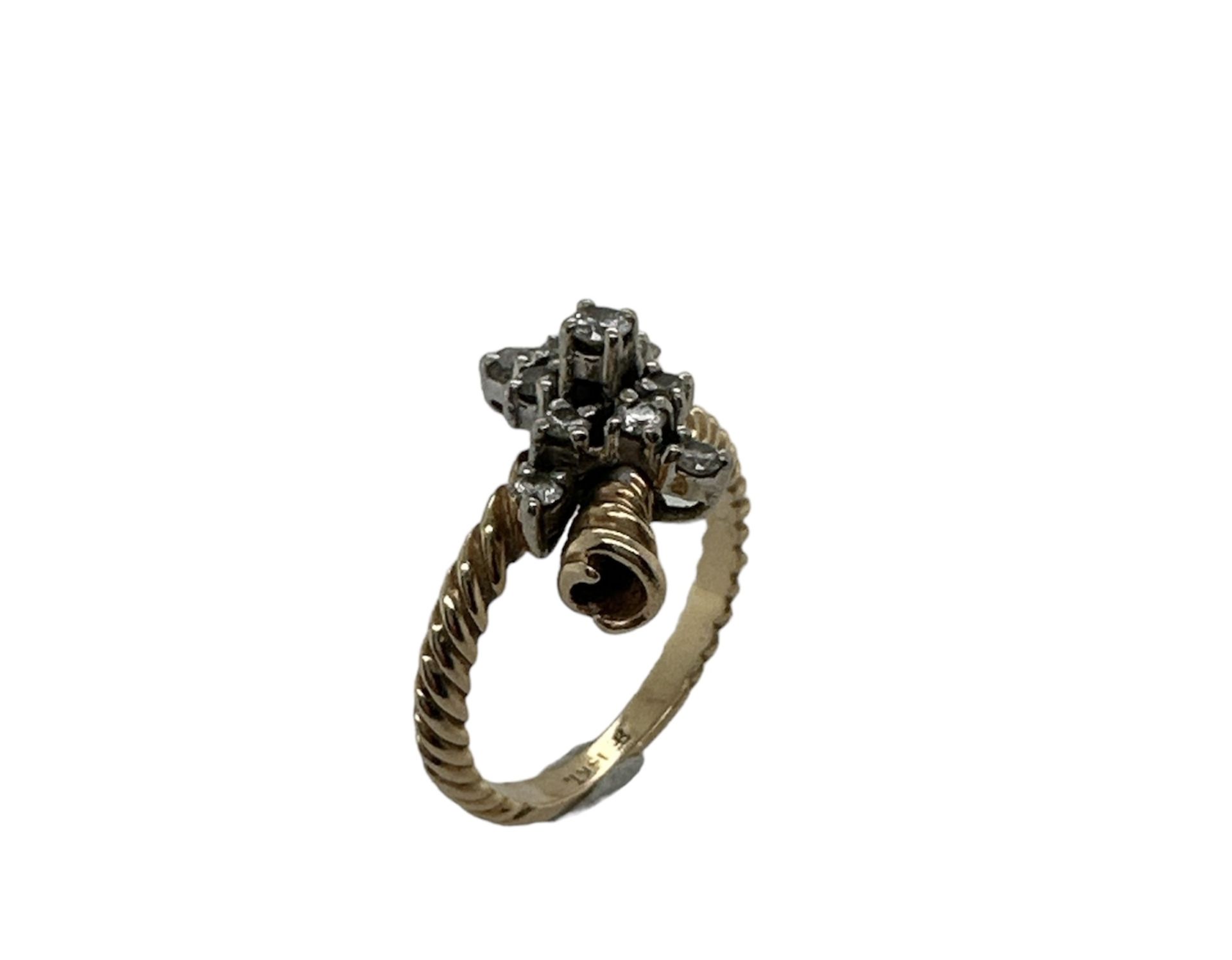 Ring 4.85g 585/- Gelbgold und Weissgold mit 11 Diamanten zus. ca. 0.15 ct.. Ringgroesse ca. 54