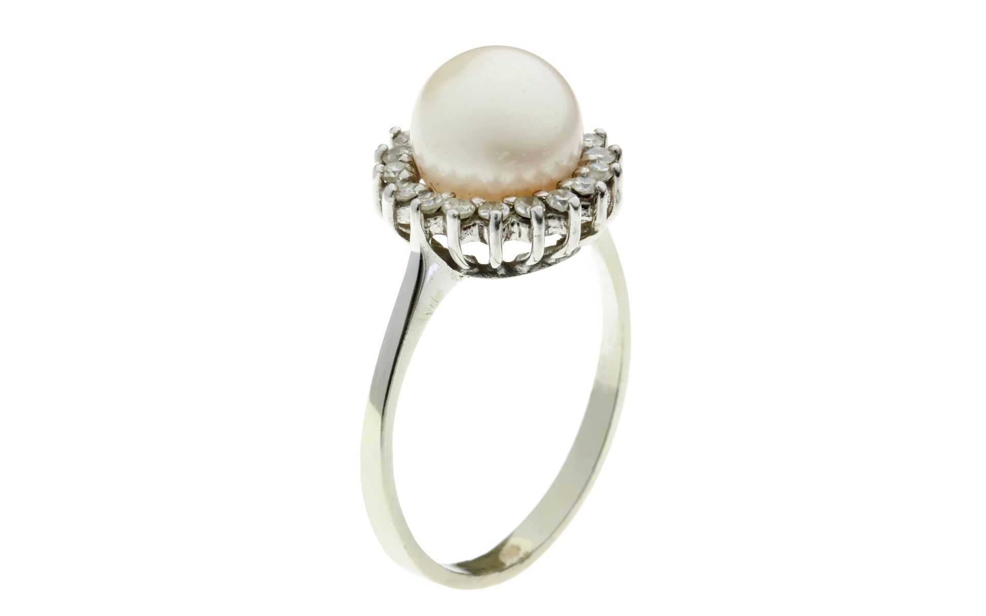 Ring 3.04g 585/- Weissgold mit 18 Diamanten zus. ca. 0.36 ct. und Perle. Ringgroesse ca. 54