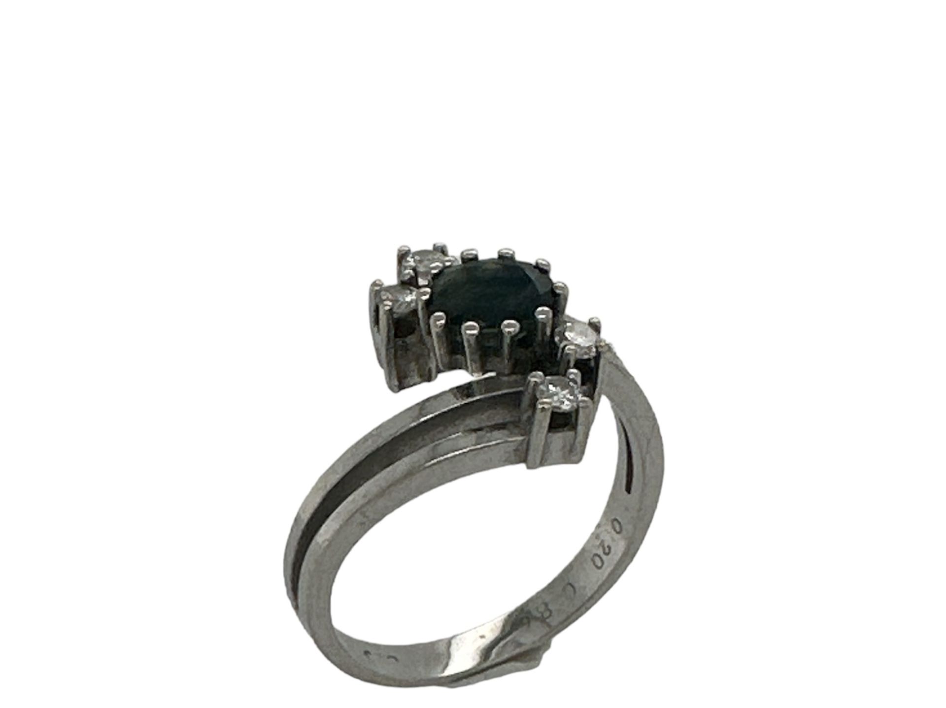 Ring 4.33g 585/- Weissgold mit 4 Diamanten zus. ca. 0.12 ct. und Saphir. Ringgroesse ca. 57