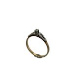 Ring 1.7g 585/- Gelbgold und Weissgold mit Diamant ca. 0.05 ct.. Ringgroesse ca. 54