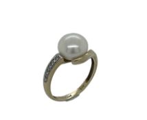 Ring 3.01g 585/- Gelbgold mit 4 Diamanten zus. ca. 0.02 ct. und Perle. Ringgroesse ca. 54