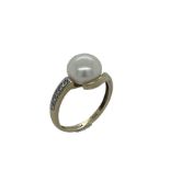 Ring 3.01g 585/- Gelbgold mit 4 Diamanten zus. ca. 0.02 ct. und Perle. Ringgroesse ca. 54