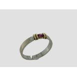 Ring 2.04g 585/- Weissgold und Gelbgold mit Rubin. Ringgroesse ca. 53