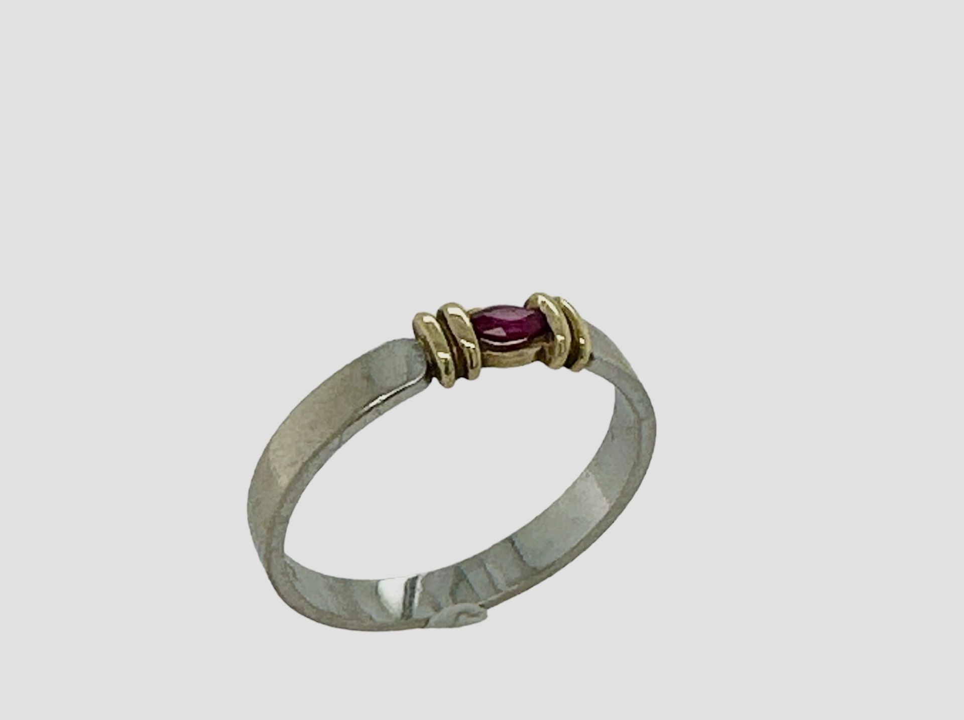 Ring 2.04g 585/- Weissgold und Gelbgold mit Rubin. Ringgroesse ca. 53