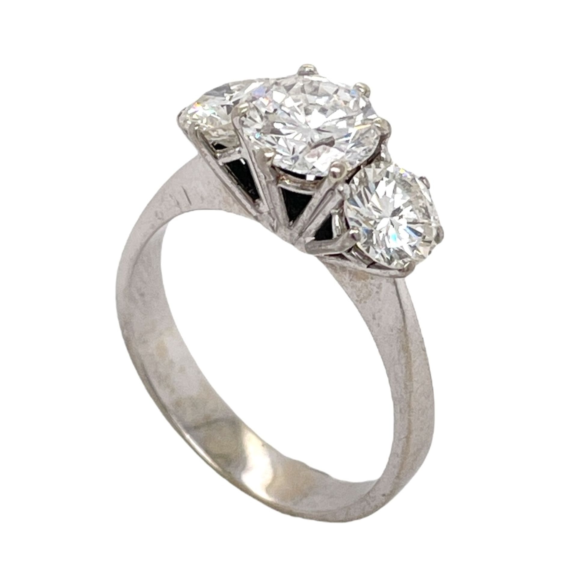 Ring 5.46g 750/- Weissgold mit Diamant ca. 1.50 ct. F/p1 und 2 Diamanten je 0.60 ct. F/p1. Ringgroes