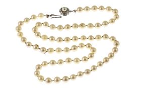 Perlenkette mit Goldverschluss 30.93g 333/- Weissgold. Laenge ca. 57 cm