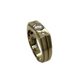 Ring 10.33g 750/- Gelbgold mit Diamant ca. 0.25 ct. und 2 Diamanten zus. ca. 0.10 ct.. Ringgroesse c