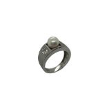 Ring 6.4g 585/- Weissgold mit 6 Diamanten zus. ca. 0.09 ct. und Perle. Ringgroesse ca. 51