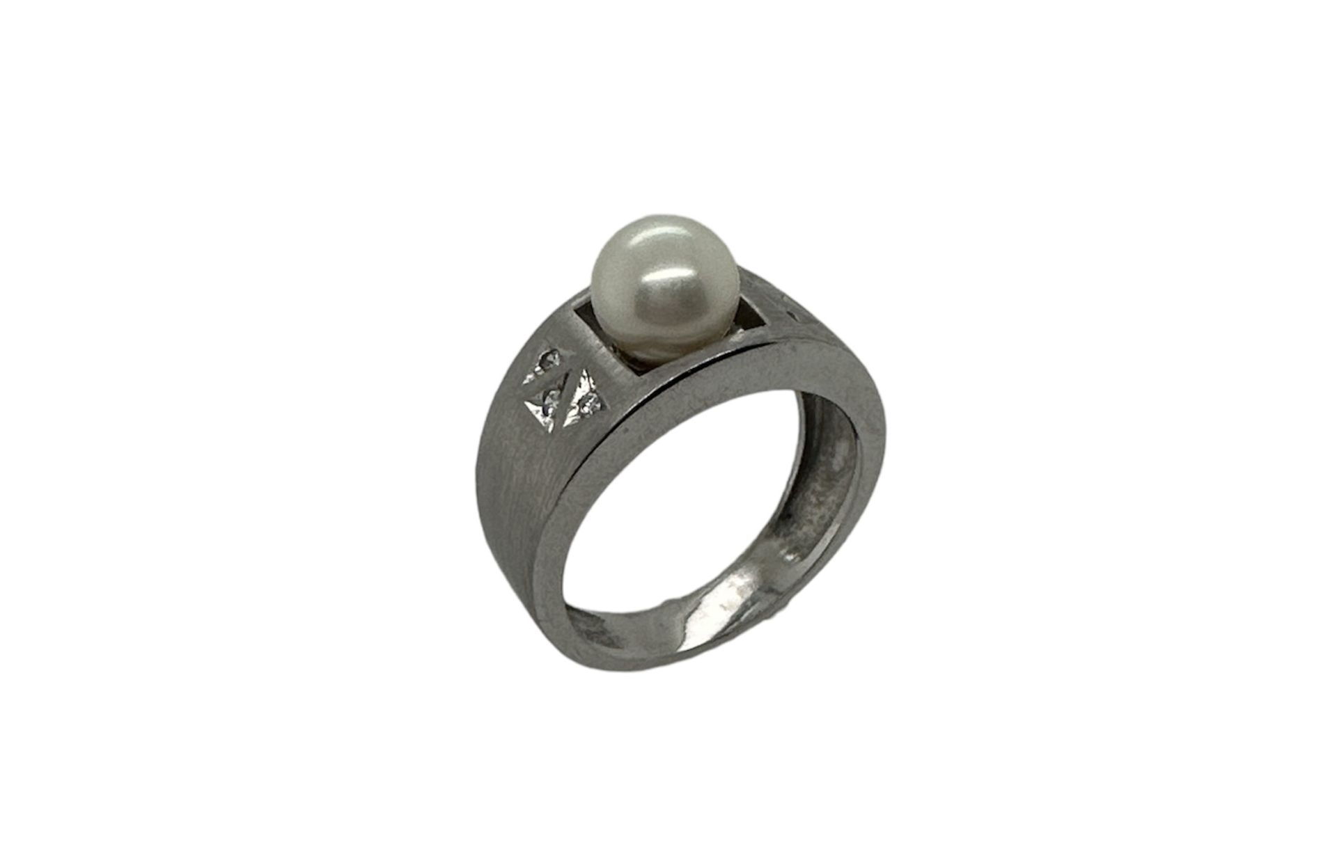 Ring 6.4g 585/- Weissgold mit 6 Diamanten zus. ca. 0.09 ct. und Perle. Ringgroesse ca. 51