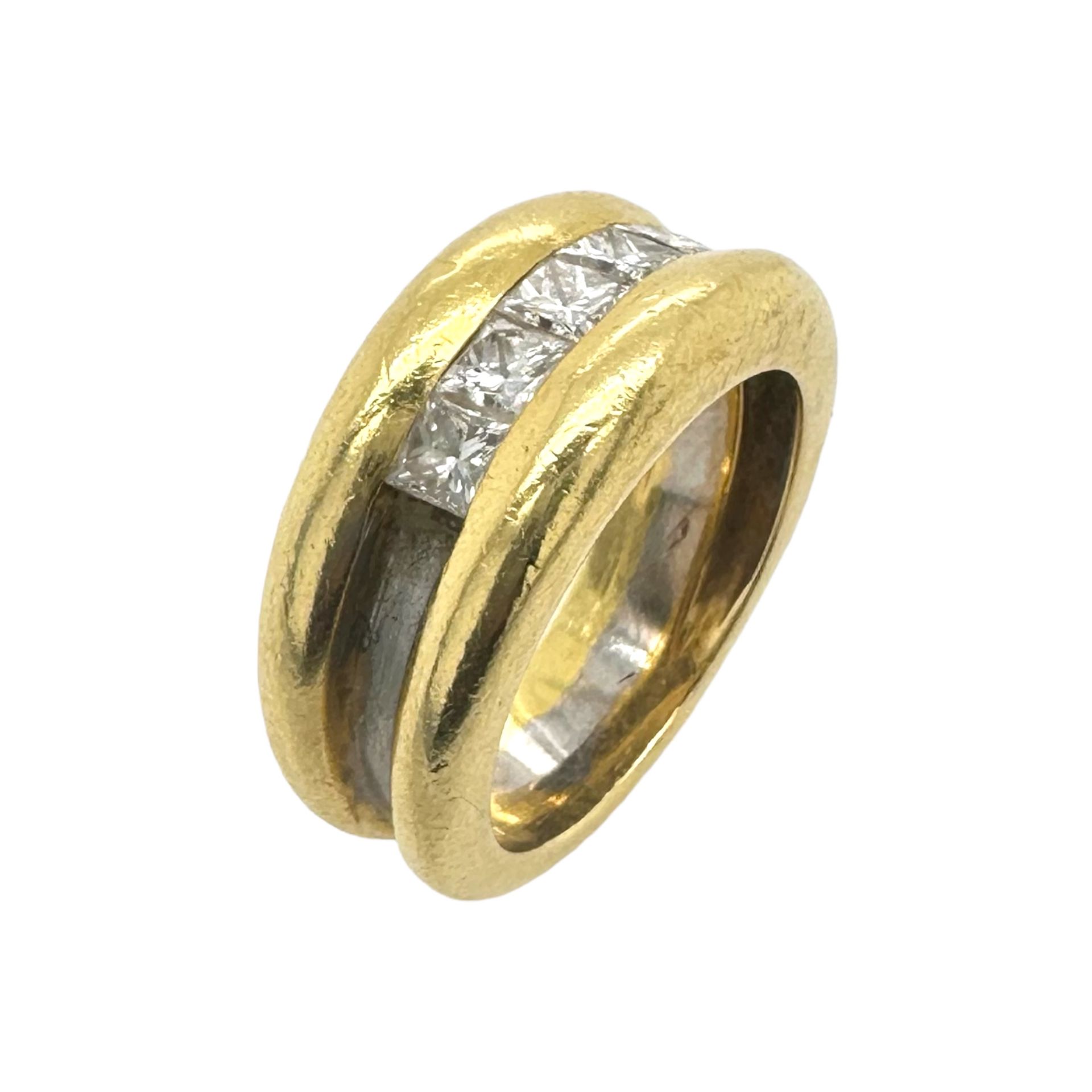 Ring 12,41g 750/- Gelbgold und Weissgold mit 5 Diamanten zus. ca. 0,40 ct., Ringgroesse ca. 54