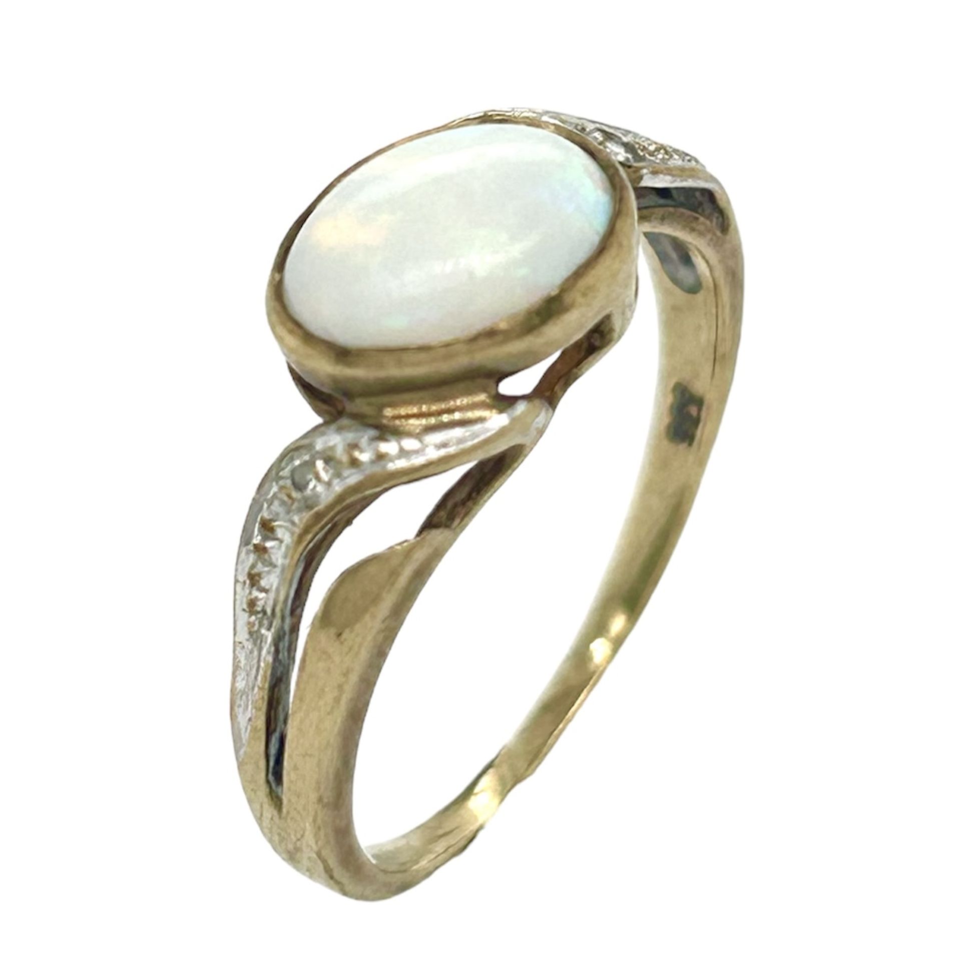 Ring 1,72g 333/- Gelbgold und Weissgold mit 2 Diamanten zus. ca. 0,02 ct. und Opal, Ringgroesse ca. 