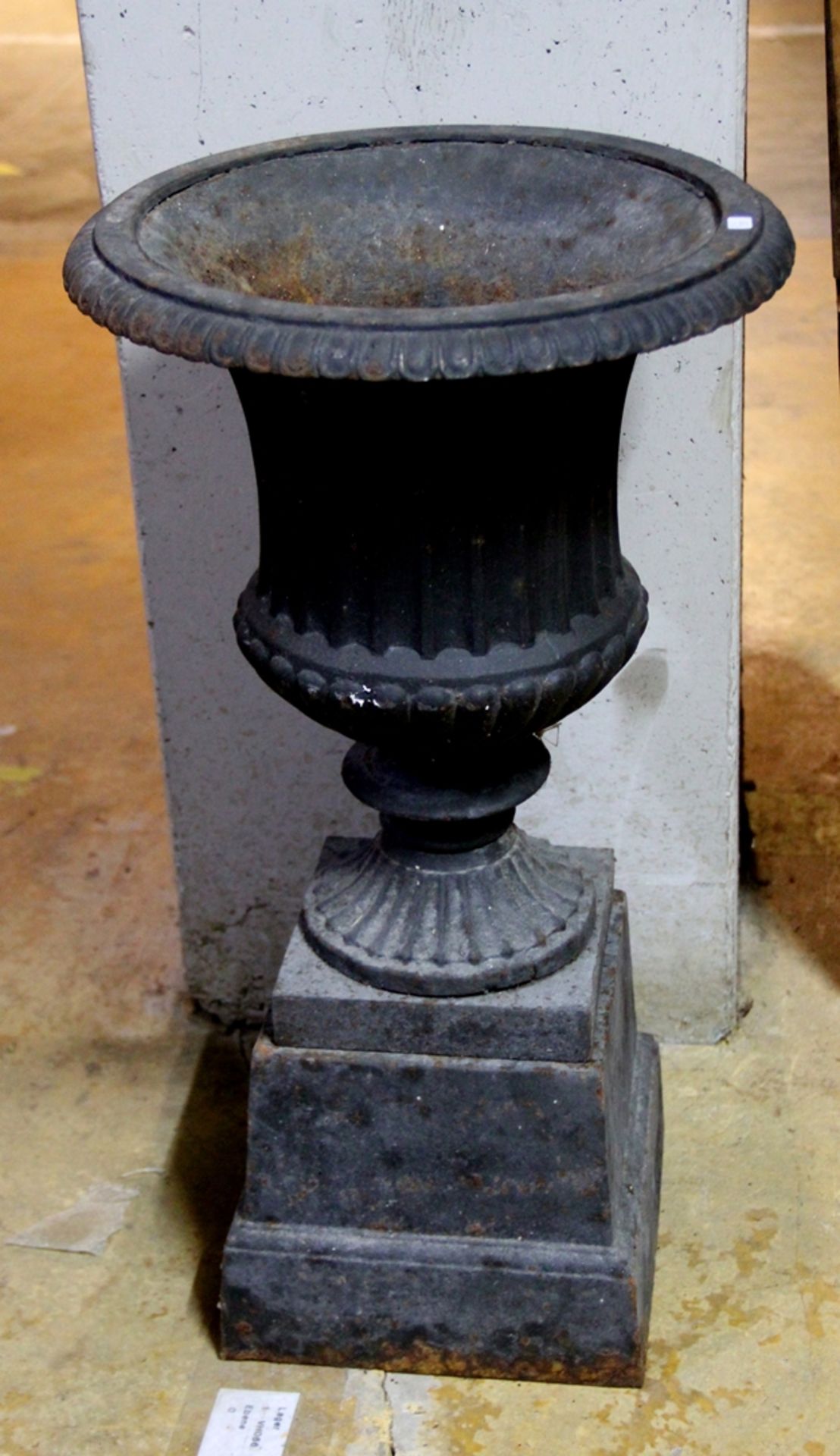 große Metallvase