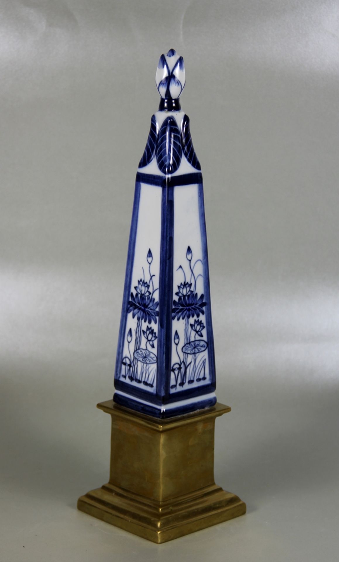 Porzellan-Obelisk
