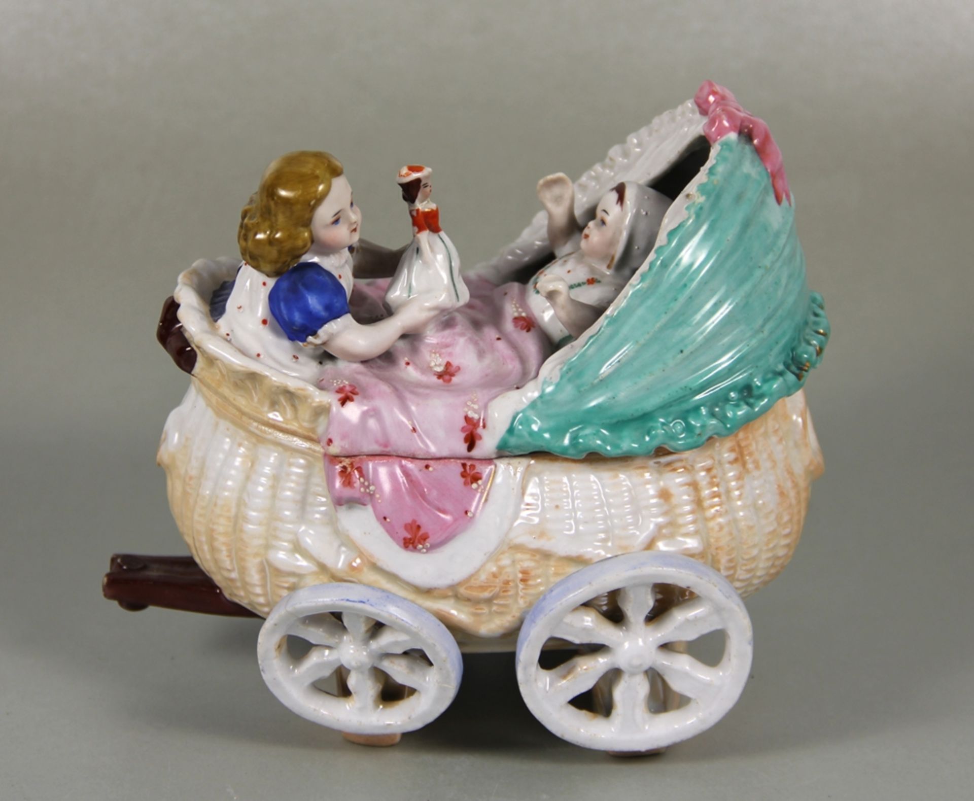 Porzellanfigur Kinderwagen