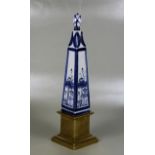 Porzellan-Obelisk
