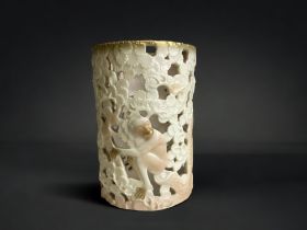 Royal Worcester reticulated Japanese design vase. 329 pattern number, Circa 1930. Japanese tusk