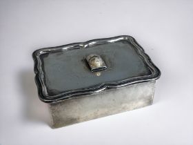 A VINTAGE 1930's SABORNS, MEXICO STERLING SILVER BOX. Mounted with a carved Alabaster 'Aztec'