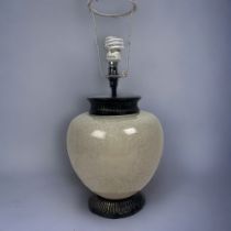 A LARGE CREAM CRACKLE GLAZE TABLE LAMP.