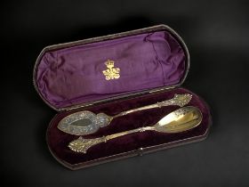 A boxed Victorian Elkington & Co silver plate parcel gilt dessert serving set.