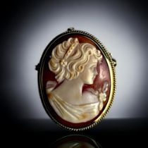 A 9CT GOLD CAMEO BROOCH / PENDANT. Finely carved female cameo. Hallmarked to bail. 40 x 32mm