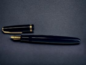 A VINTAGE PARKER DUOFOLD FOUNTAIN PEN. With a 14k (N) nib. Length - 13cm