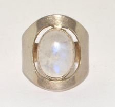 A 925 silver moonstone ring. Size O.