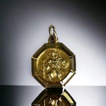 A 9ct Gold 'St Christopher' Pendant. 10mm Diameter Approx 1g