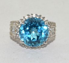 Large blue set centre stone in a halo design in a 925 silver ring size M