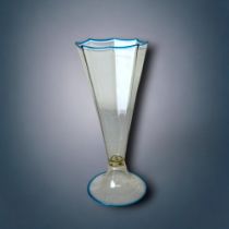 A VINTAGE VENETIAN VITTORIO ZECCHIN / SALVIATI OCTAGONAL GLASS. HAND BLOWN, WITH BLUE TRIM. 19CM