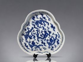 A 19th CENTURY CHINESE PORCELAIN 'DRAGON' TRAY. Qing dynasty. Underglaze blue painted with