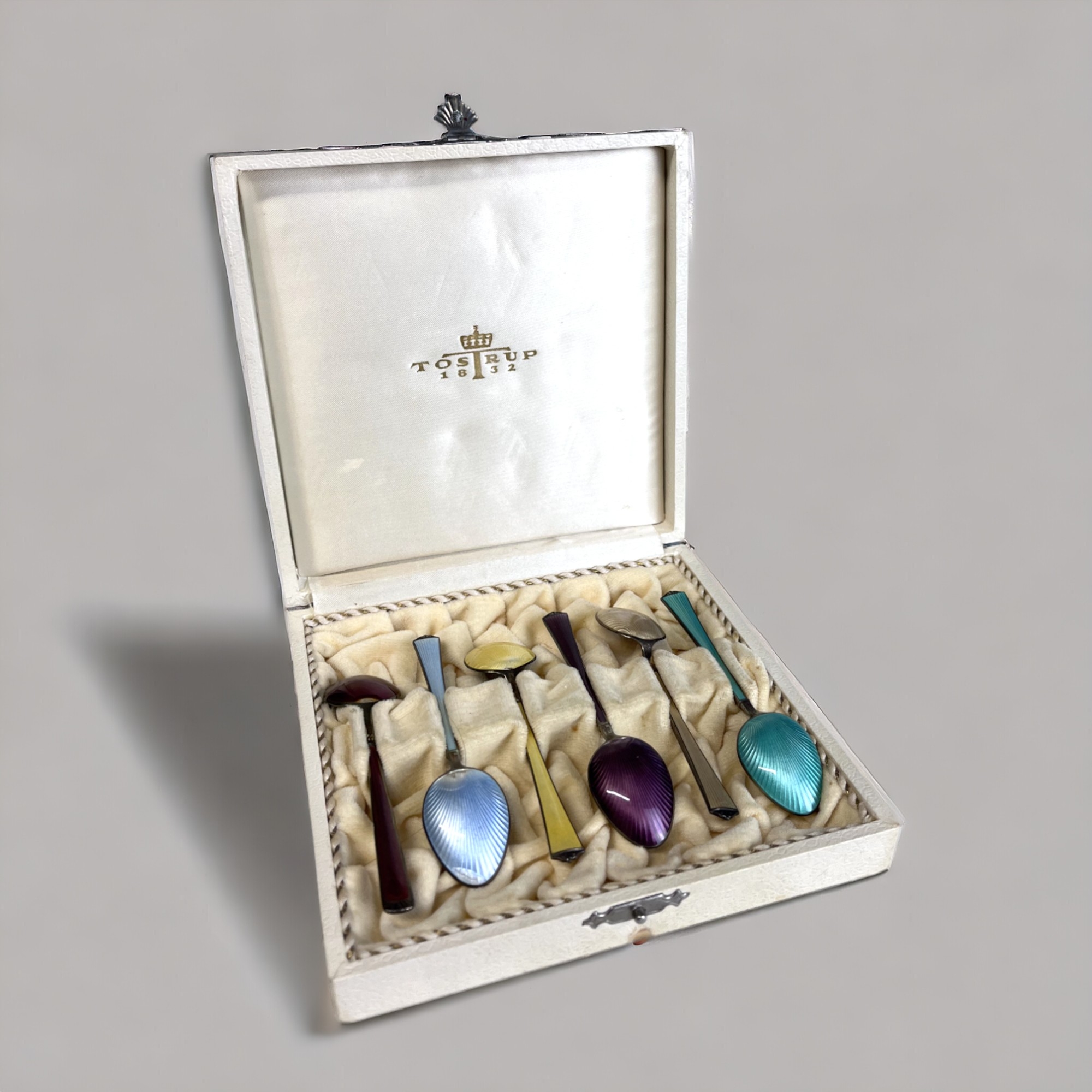 A SET OF FIVE MAGNUS AASE (NORWAY) SILVER ENAMEL SPOONS. Married with a Tostrup box and one