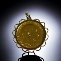 AN EDWARD VII 1908 FULL SOVEREIGN PENDANT. In 9ct Gold pendant mount. weight - 10g 27mm Diameter
