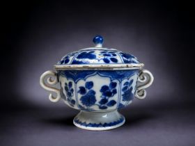 A CHINESE BLUE & WHITE PORCELAIN TWIN HANDLE CUP. Kangxi period (1661-1722). On raised foot, with